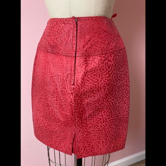 Red hot leather miniskirt, fully lined, distressed leather look, back zipper - Picture 4 of 6